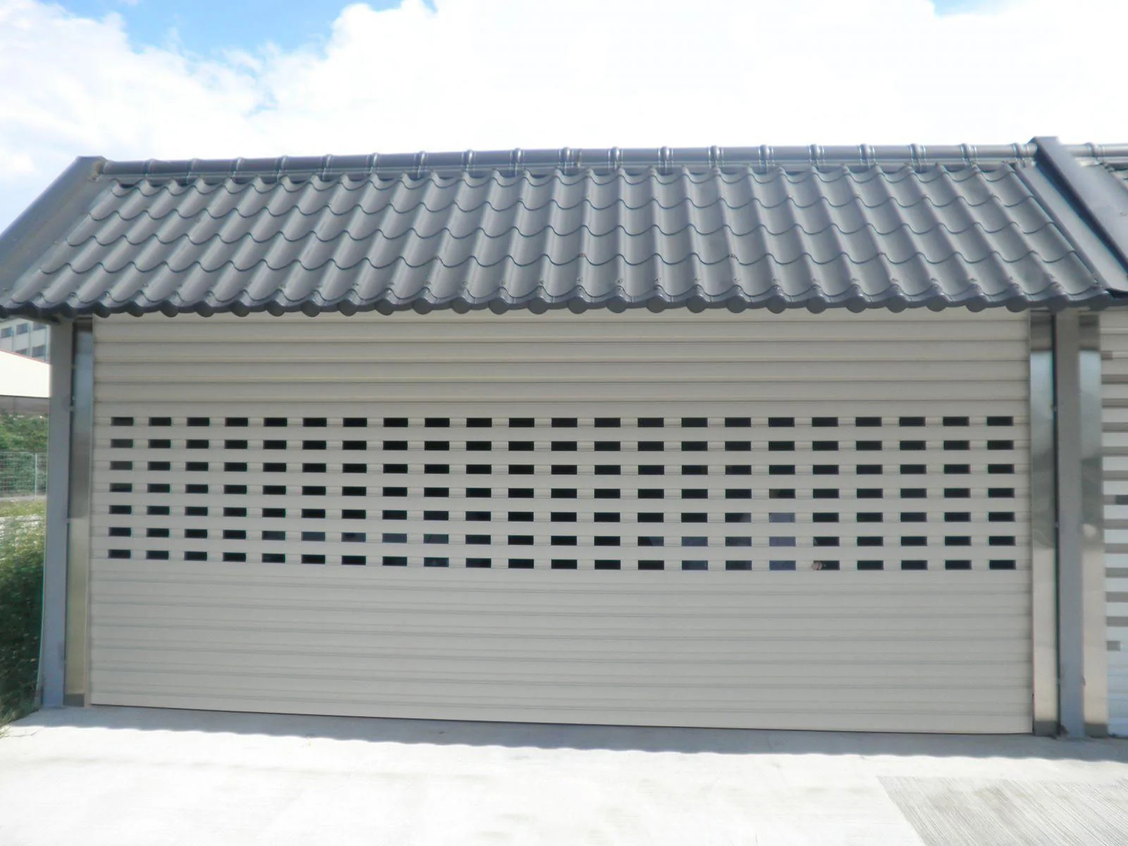 Sản phẩm cửa cuốn khe thoáng Austdoor A48i