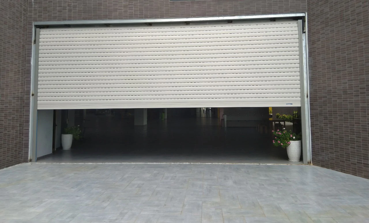 Những giải pháp để giúp cửa cuốn vượt qua được mùa mưa bão