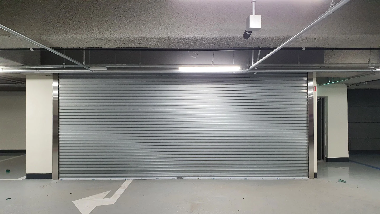 Thân cửa được thiết kế chắc chắn và khả năng chịu nhiệt tốt