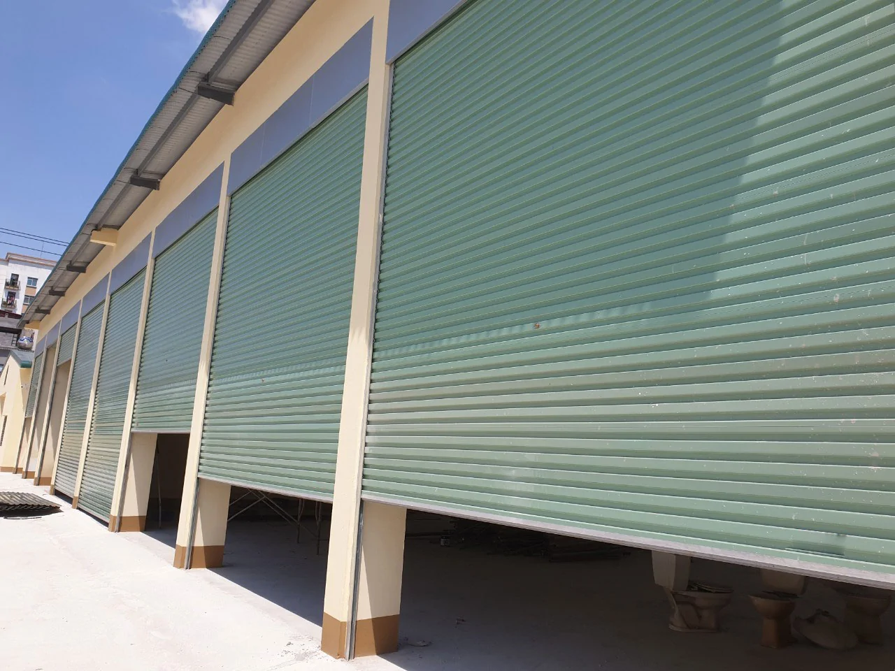 Vậy nên mua cửa cuốn tấm liền TM ở đâu uy tín và chất lượng